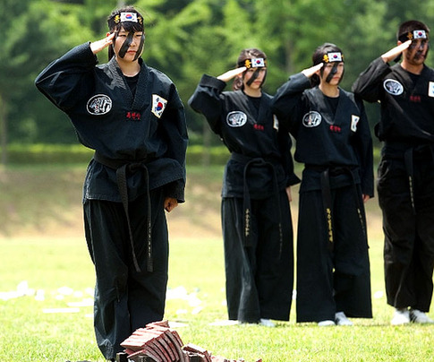 韩国美女特种兵部队跆拳道格斗术演练