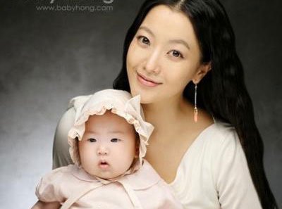 组图:金喜善可爱女儿写真