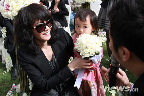 王学兵大婚下跪求爱 王菲抢到花束送女儿_云南