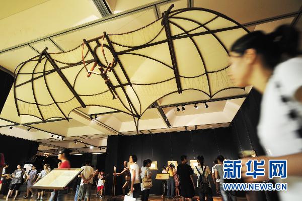 /enpproperty--> 9月20日,工作人员向观众介绍一架根据达芬奇设计草图制作的巨型十字弓弩模型。 当日,达芬奇科学艺术展在杭州开幕,展出由意大利达芬奇博物馆提供的三大类近百件展品,其中40余件由后世科学家根据达芬奇手稿《大西洋古抄本》设计草图制作的模型,向人们展示了这位天才艺术家在科技发明等方面的卓越成就。新华社发(李忠 摄) 9月20日,参观者仰头欣赏悬挂在展厅上方的一架根据达芬奇设计草图制作的扑翼滑翔飞机模型。 当日,达芬奇科学艺术展在杭州开幕,展出由意大利达芬奇