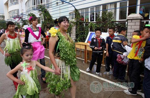 师生们用废旧材料制作成衣服