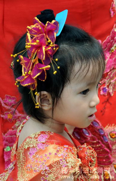 节日上的傣族妇女头饰
