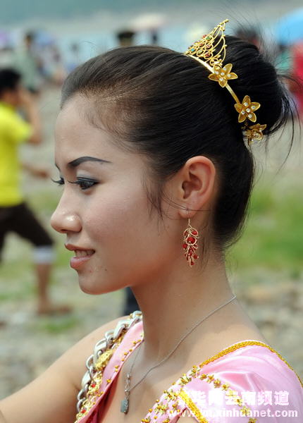 节日上的傣族妇女头饰