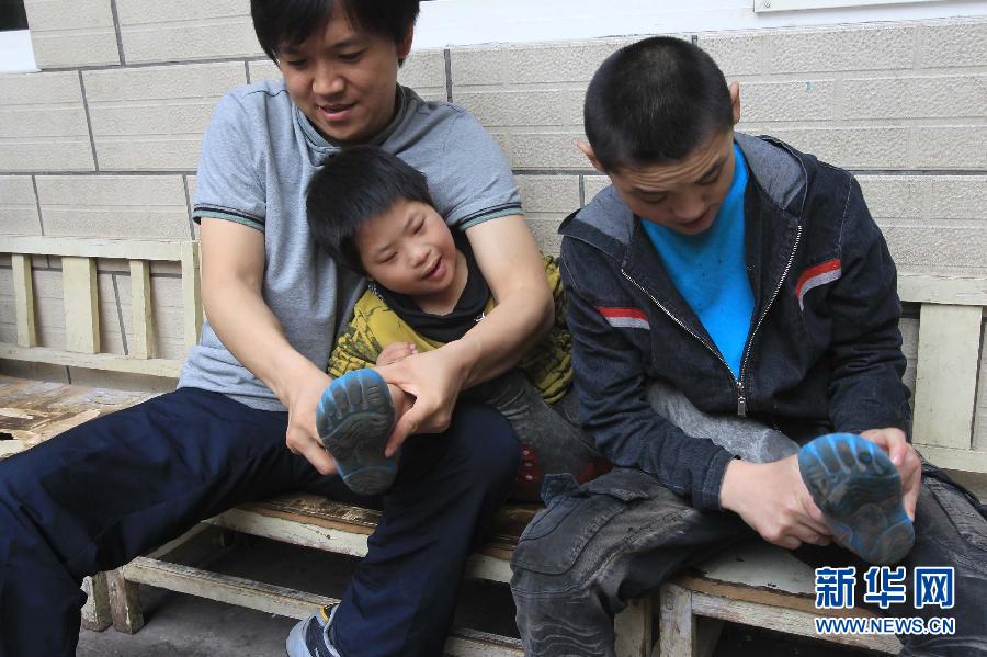 图片故事:智障儿童的守护天使