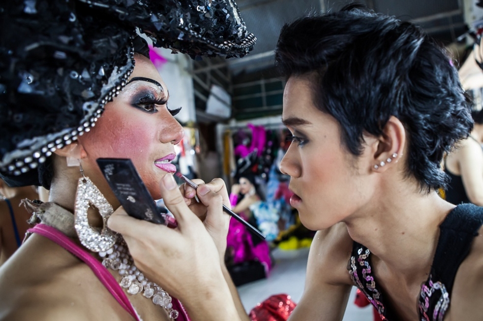 幕布背后的泰国变性人舞者