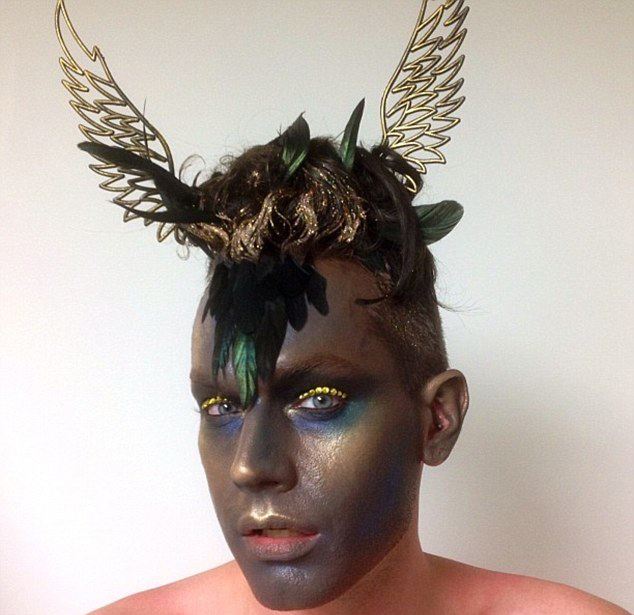 加化妆师男扮女装自拍惊艳怪诞照_云南网