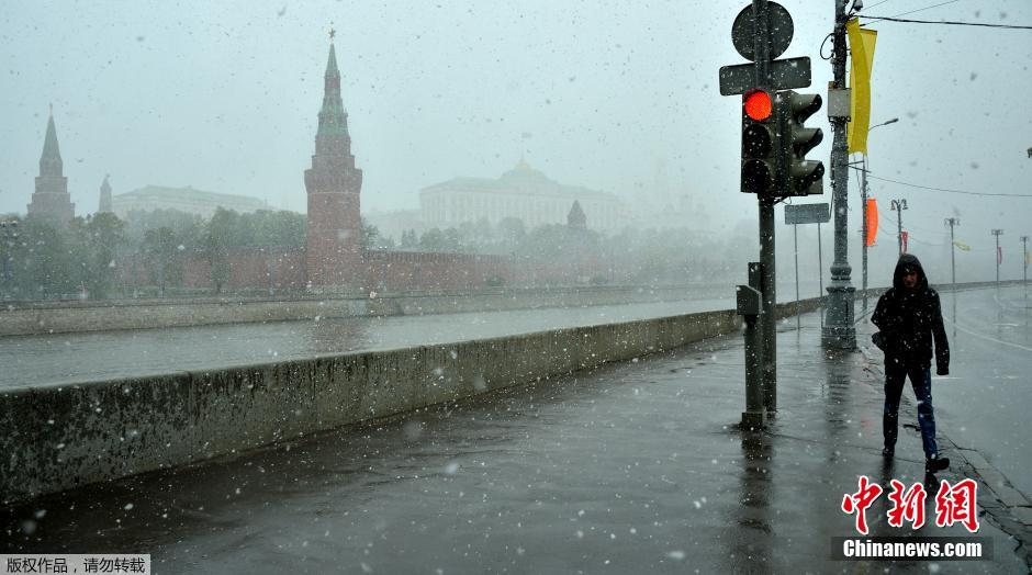 俄罗斯首都莫斯科五月飞雪气温骤降
