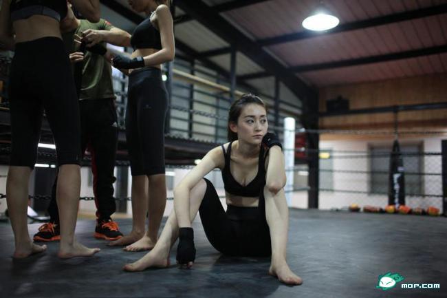 直击<em>美女保镖</em>入驻训练营 训练起来不含糊_云南
