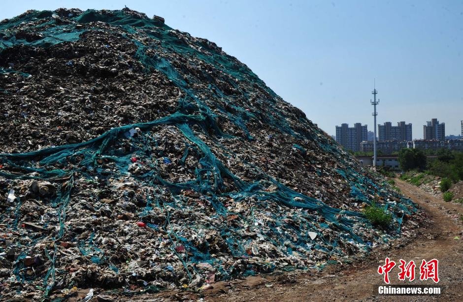 组图:石家庄现巨型垃圾山 30年堆积约9层楼高 组图:石家庄现巨型垃圾山 30年堆积约9层楼高