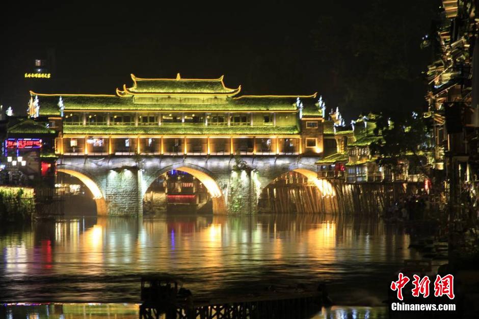 凤凰古城夜景亮化重启 “夜凤凰”美仑美奂 凤凰古城夜景亮化重启 “夜凤凰”美仑美奂