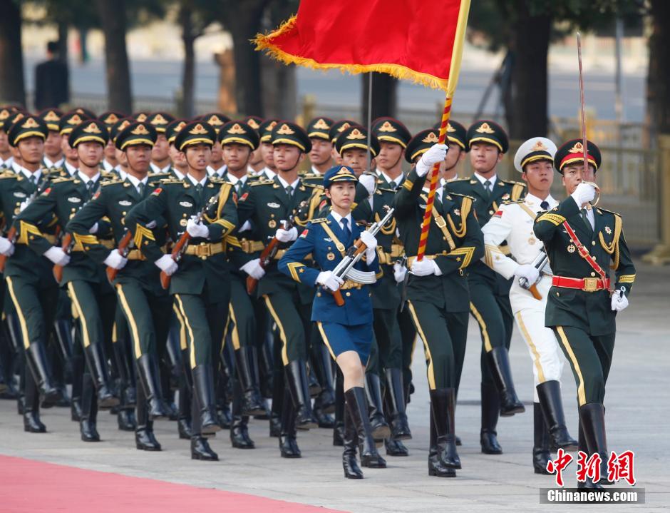 图为三军仪仗队着新式礼宾服接受检阅。 图为三军仪仗队着新式礼宾服接受检阅。