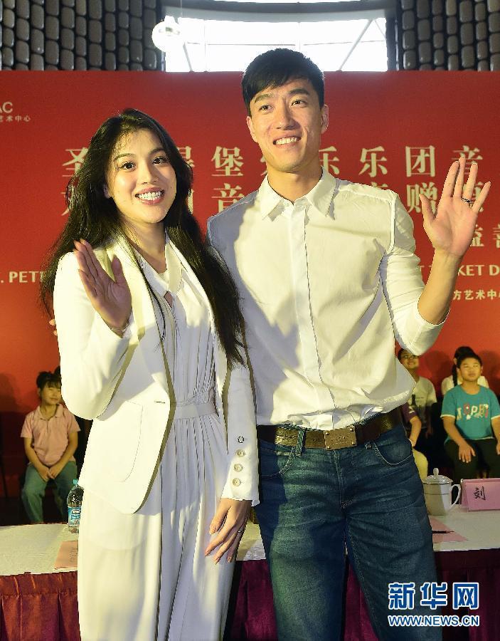 刘翔携妻子公开亮相 刘翔携妻子公开亮相