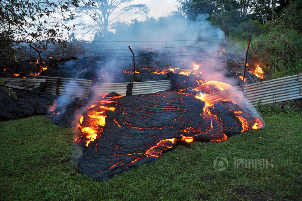 夏威夷火山喷发 岩浆直逼居民区场面震撼 夏威夷火山喷发 岩浆直逼居民区场面震撼