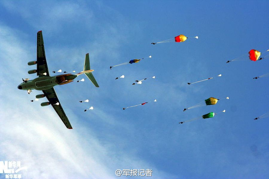 天降神兵 军媒发布中国空降兵伞降酷图 天降神兵 军媒发布中国空降兵伞降酷图