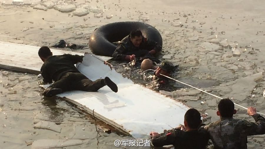 “爬冰救人哥”冰湖勇救群众 自己冻伤 “爬冰救人哥”冰湖勇救群众 自己冻伤