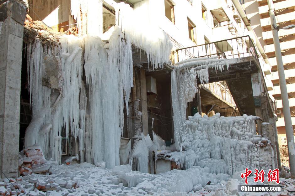 水管爆裂 沈阳一楼房现“冰瀑” 水管爆裂 沈阳一楼房现“冰瀑”