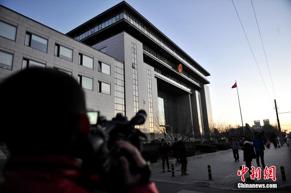 房祖名涉毒案今日开庭审理 大批媒体庭外守候 房祖名涉毒案今日开庭审理 大批媒体庭外守候