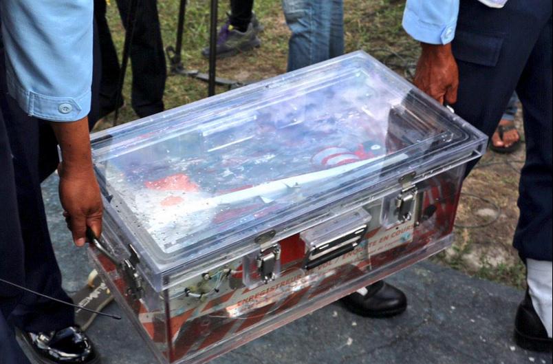 亚航客机首个黑匣现身 印尼方面称其状况良好 亚航客机首个黑匣现身 印尼方面称其状况良好