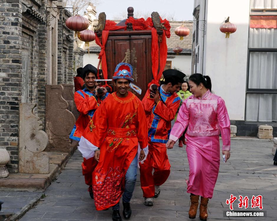 26国留学生穿越古徽州 体验清代婚礼 26国留学生穿越古徽州 体验清代婚礼