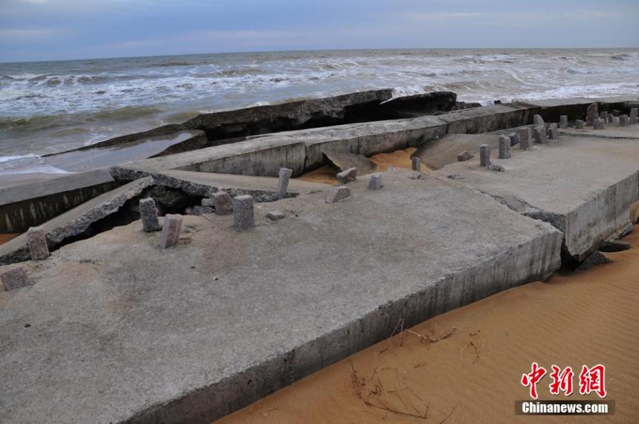 山东日照沿海防潮堤垮塌 数百米无一根钢筋