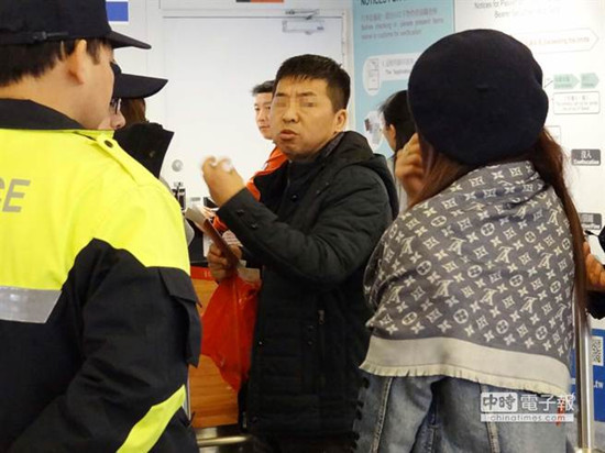 大陆女旅客在台被插队骂人遭男子痛打 大陆女旅客在台被插队骂人遭男子痛打