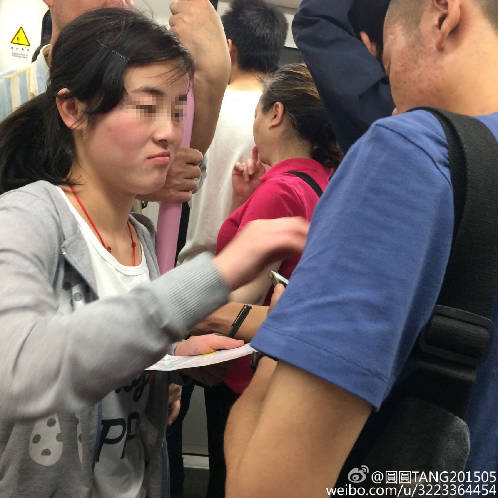 武汉现“地铁丐帮” 乞讨女孩对男乘客摸胸搂腰