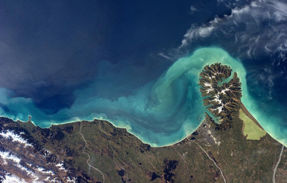 从太空鸟瞰地球:海陆色彩如幻夜晚灯光璀璨 从太空鸟瞰地球:海陆色彩如幻夜晚灯光璀璨