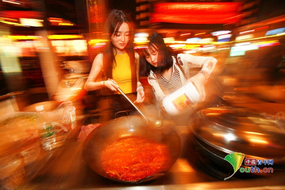 图片故事:90后女孩由“性感DJ”变身“花甲女神”