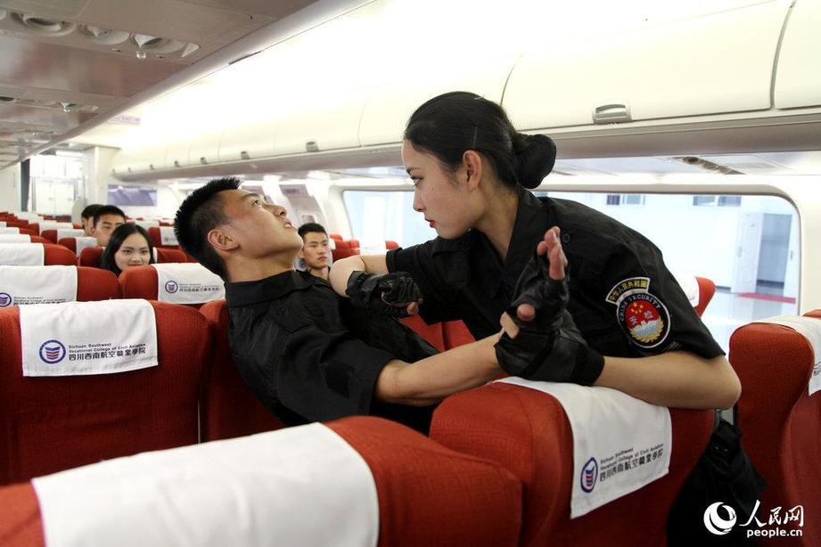 成都“空中警察”一个空姐能敌两条汉子