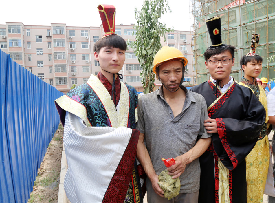 6名大学生扮“屈原”喂农民工吃粽子