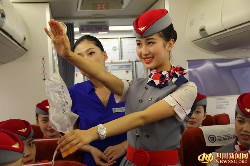 <em>空姐是如何炼成的</em>? 揭秘95后准空姐的一天_