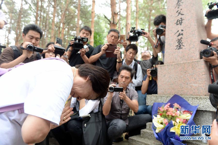 (抗战胜利70周年)(1)日本遗孤在哈尔滨祭拜中国养父母公墓