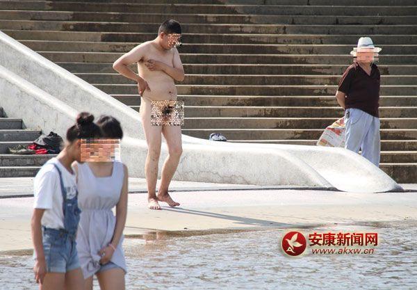 陕一男子广场当众裸泳 称水太干净情不自禁