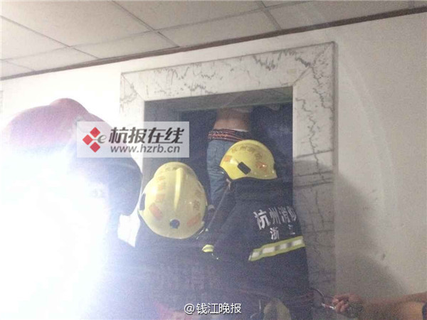 杭州电梯“吃人” 24岁女子被夹死