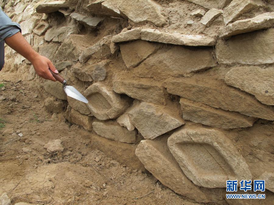 中国最大史前石城墙体惊现“石雕人面像”