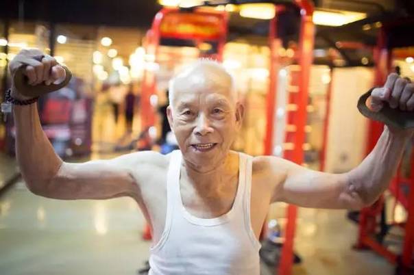 广州93岁肌肉“型爷”走红 70岁开始健身