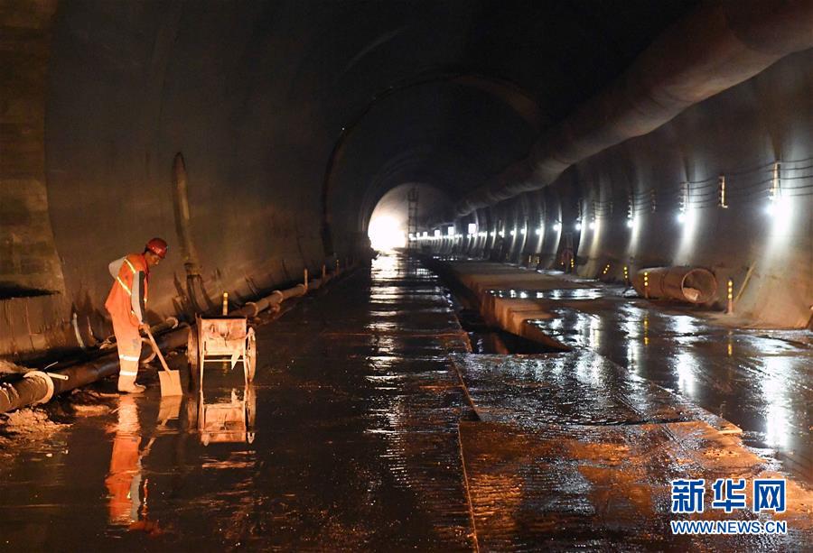 （经济）（1）玉磨铁路大尖山隧道工程进展顺利