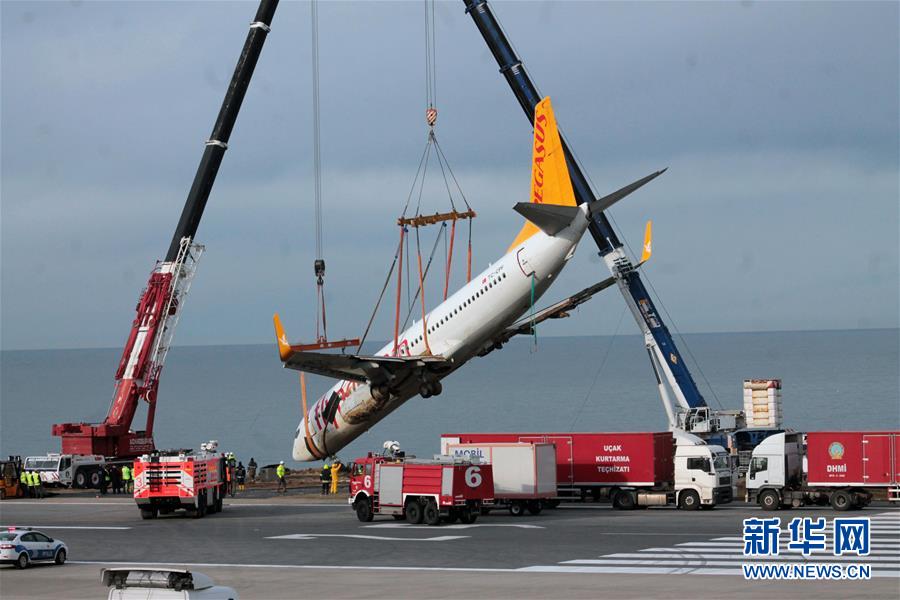 （国际）（1）土耳其一架事故客机被从海岸边成功吊起