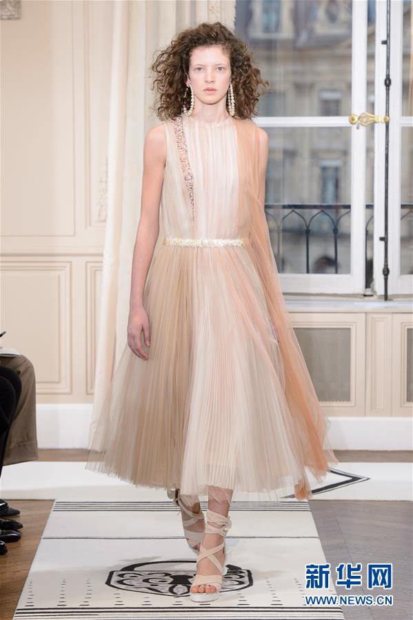 （国际）（3）巴黎时装周：夏帕瑞丽发布春夏高级定制新品