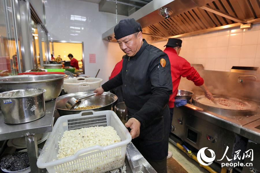 大厨准备食材。