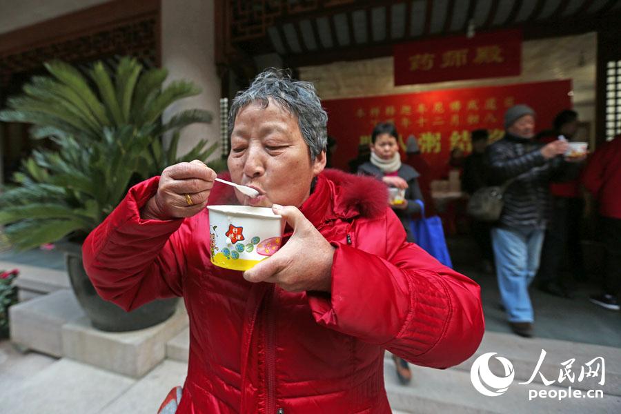市民品尝腊八粥。