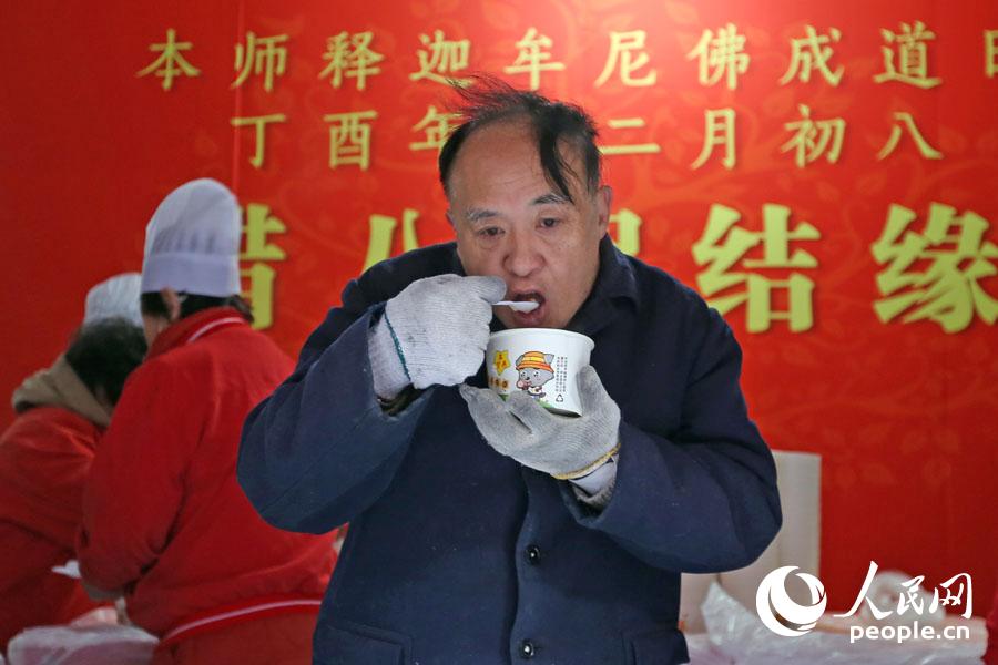 市民品尝腊八粥。