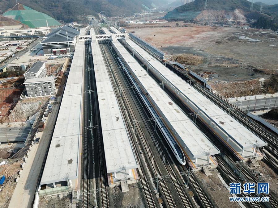（新华全媒头条·图文互动）（12）崇山峻岭间的机遇之路——写在渝贵铁路即将开通之际 