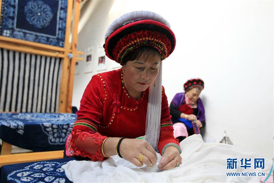 （图片故事）（3）白族夫妻传承千年扎染技艺