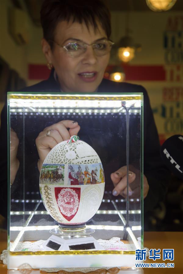 （国际）（1）匈牙利“复活节彩蛋女王”制作出巨型彩蛋