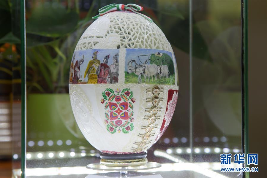 （国际）（2）匈牙利“复活节彩蛋女王”制作出巨型彩蛋
