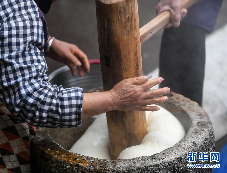 （新春走基层）（3）打麻糍 迎新春
