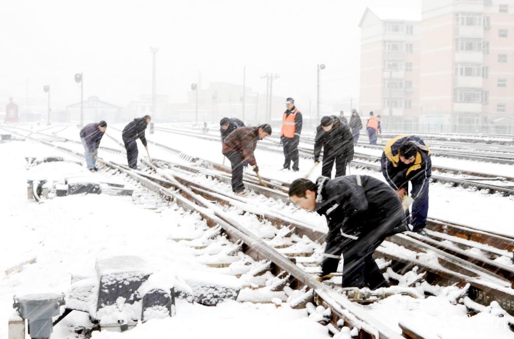 2010年12月10日，通化站职工顶风冒雪保春运保畅通。 高锦旭 摄