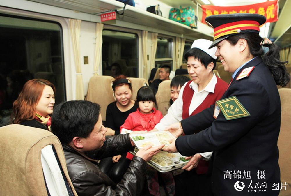 2012年1月22日， 哈尔滨客运段T184次列车除夕之夜为旅客送年夜饺子到车厢。