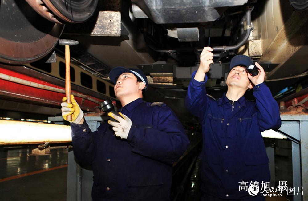2012年2月10日，沈阳动车段动车组随车机械师出库前精捡细修保春运。 高锦旭摄